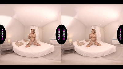 PORNBCN VR Nobriedusi spāņu MILF masturbē un sūc savu locekli POV, smēķējot un džerkstot viņas kājas