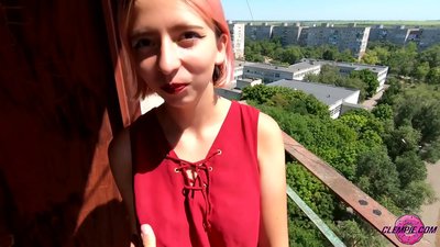 Studente jutekliska sūc svešinieku ārzemēs - sperma uz viņa sejas